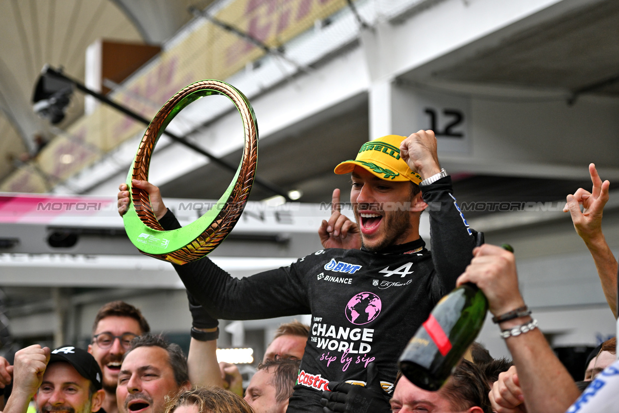 GP BRASILE, Pierre Gasly (FRA) Alpine F1 Team celebrates his third position with the team.

03.11.2024. Formula 1 World Championship, Rd 21, Brazilian Grand Prix, Sao Paulo, Brazil, Gara Day.

- www.xpbimages.com, EMail: requests@xpbimages.com © Copyright: Price / XPB Images