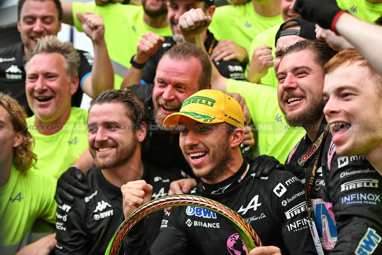 GP BRASILE, Pierre Gasly (FRA) Alpine F1 Team celebrates his third position with the team.

03.11.2024. Formula 1 World Championship, Rd 21, Brazilian Grand Prix, Sao Paulo, Brazil, Gara Day.

- www.xpbimages.com, EMail: requests@xpbimages.com © Copyright: Price / XPB Images