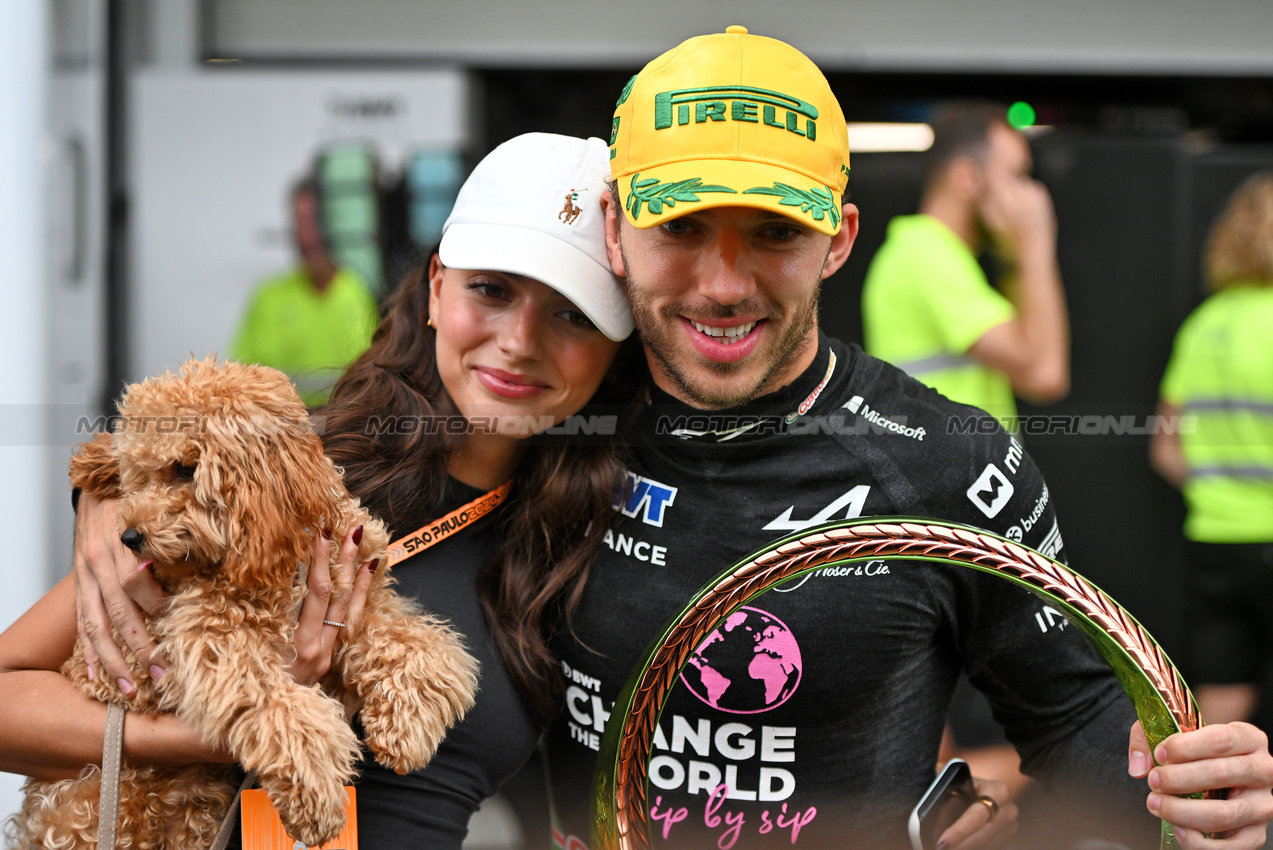 GP BRASILE, Pierre Gasly (FRA) Alpine F1 Team celebrates his third position with Domenica Kika Cerqueira Gomes (POR).

03.11.2024. Formula 1 World Championship, Rd 21, Brazilian Grand Prix, Sao Paulo, Brazil, Gara Day.

- www.xpbimages.com, EMail: requests@xpbimages.com © Copyright: Price / XPB Images