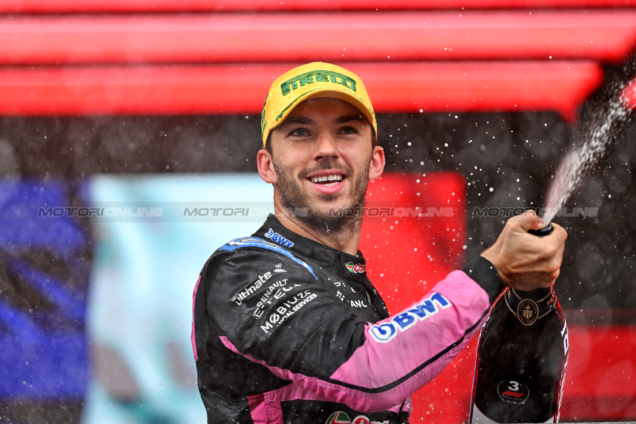 GP BRASILE, Pierre Gasly (FRA) Alpine F1 Team celebrates his third position on the podium.

03.11.2024. Formula 1 World Championship, Rd 21, Brazilian Grand Prix, Sao Paulo, Brazil, Gara Day.

- www.xpbimages.com, EMail: requests@xpbimages.com © Copyright: Price / XPB Images