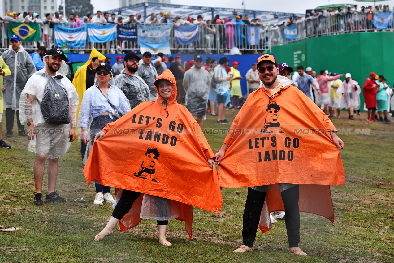 GP BRASILE, Circuit Atmosfera - fans with Lando Norris (GBR) McLaren ponchos.

03.11.2024. Formula 1 World Championship, Rd 21, Brazilian Grand Prix, Sao Paulo, Brazil, Gara Day.

 - www.xpbimages.com, EMail: requests@xpbimages.com © Copyright: Coates / XPB Images