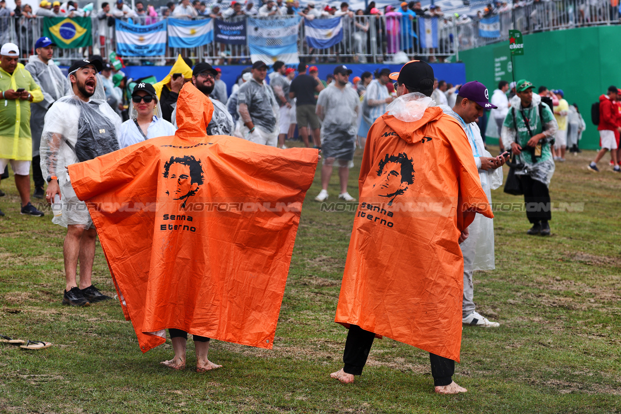 GP BRASILE, Circuit Atmosfera - fans with Lando Norris (GBR) McLaren ponchos.

03.11.2024. Formula 1 World Championship, Rd 21, Brazilian Grand Prix, Sao Paulo, Brazil, Gara Day.

 - www.xpbimages.com, EMail: requests@xpbimages.com © Copyright: Coates / XPB Images