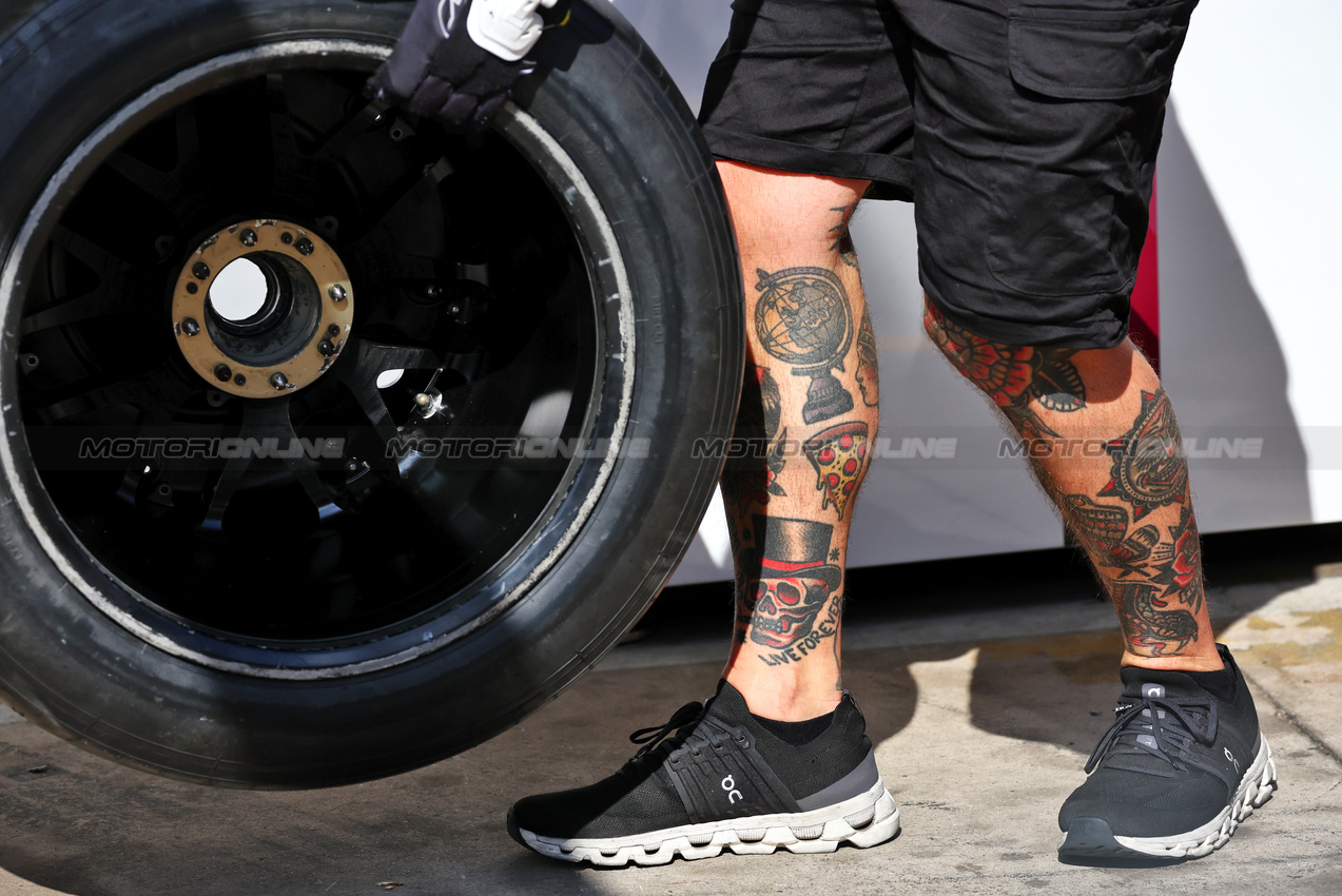 GP BRASILE, A mechanic with tattoos on their legs.

31.10.2024. Formula 1 World Championship, Rd 21, Brazilian Grand Prix, Sao Paulo, Brazil, Preparation Day.

 - www.xpbimages.com, EMail: requests@xpbimages.com © Copyright: Coates / XPB Images