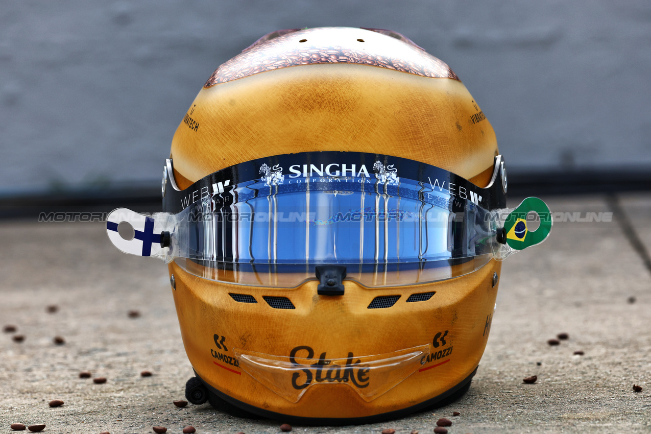 GP BRASILE, The helmet of Valtteri Bottas (FIN) Sauber.

31.10.2024. Formula 1 World Championship, Rd 21, Brazilian Grand Prix, Sao Paulo, Brazil, Preparation Day.

 - www.xpbimages.com, EMail: requests@xpbimages.com © Copyright: Coates / XPB Images