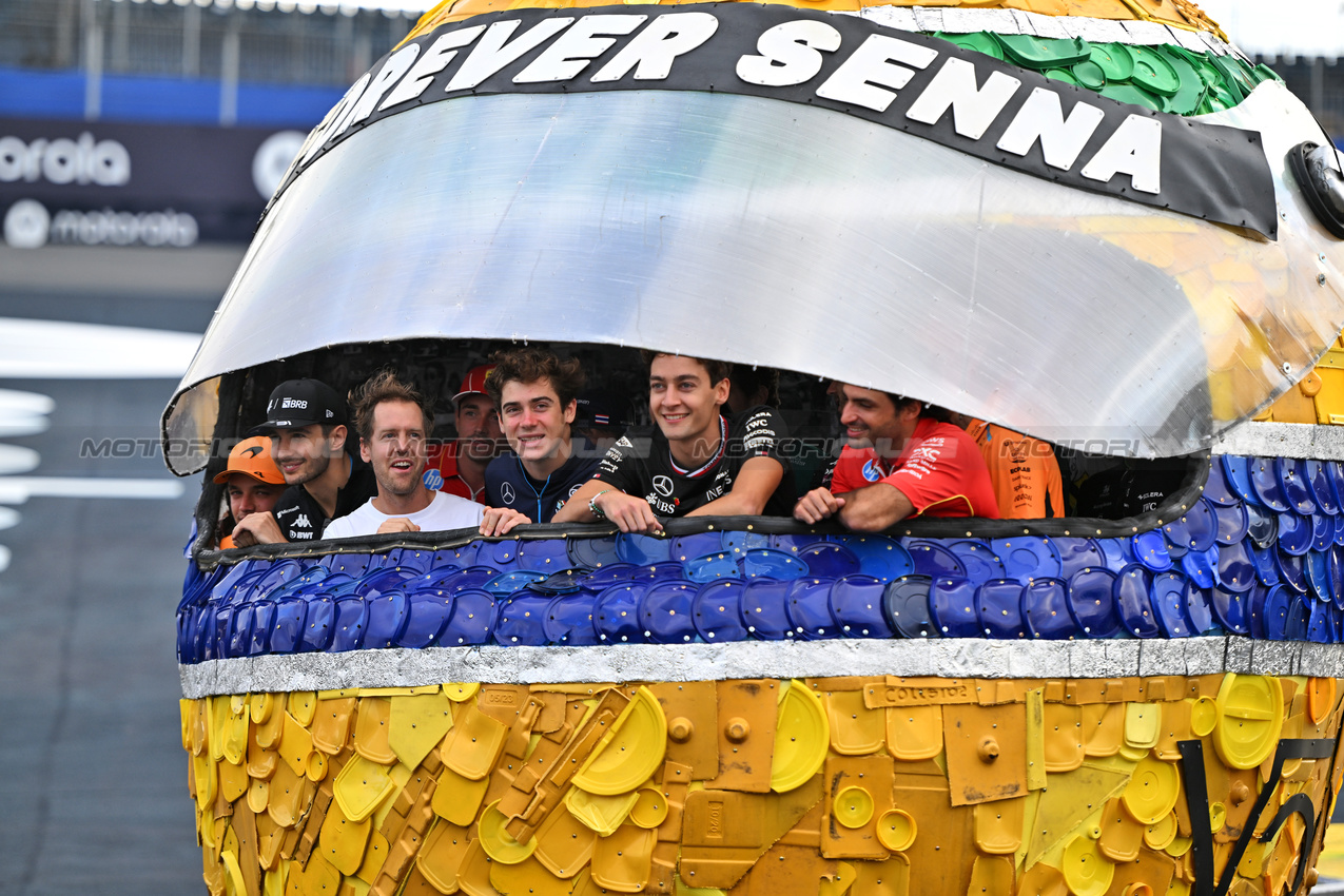 GP BRASILE, (L to R): Esteban Ocon (FRA) Alpine F1 Team; Sebastian Vettel (GER); Franco Colapinto (ARG) Williams Racing; George Russell (GBR) Mercedes AMG F1; e Carlos Sainz Jr (ESP) Ferrari inside a tribute helmet of Ayrton Senna made from recycled materials.

31.10.2024. Formula 1 World Championship, Rd 21, Brazilian Grand Prix, Sao Paulo, Brazil, Preparation Day.

- www.xpbimages.com, EMail: requests@xpbimages.com © Copyright: Price / XPB Images