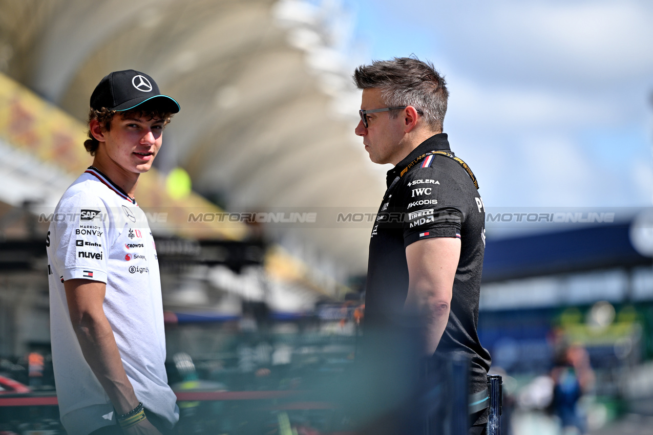 GP BRASILE, (L to R): Andrea Kimi Antonelli (ITA) Mercedes AMG F1 Junior Driver with Peter Bonnington (GBR) Mercedes AMG F1 Gara Engineer.

31.10.2024. Formula 1 World Championship, Rd 21, Brazilian Grand Prix, Sao Paulo, Brazil, Preparation Day.

- www.xpbimages.com, EMail: requests@xpbimages.com © Copyright: Price / XPB Images