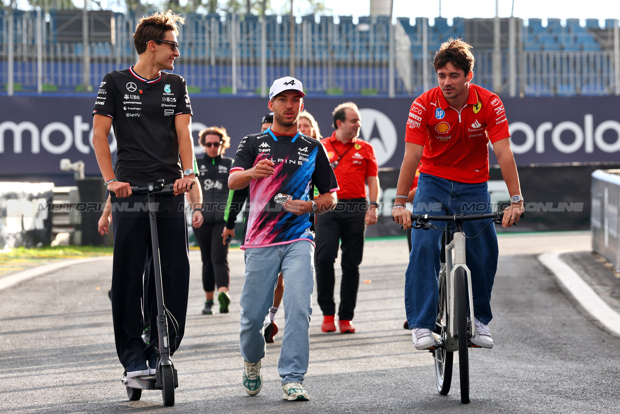 GP BRASILE, (L to R): George Russell (GBR) Mercedes AMG F1 with Pierre Gasly (FRA) Alpine F1 Team e Charles Leclerc (MON) Ferrari.

31.10.2024. Formula 1 World Championship, Rd 21, Brazilian Grand Prix, Sao Paulo, Brazil, Preparation Day.

 - www.xpbimages.com, EMail: requests@xpbimages.com © Copyright: Coates / XPB Images