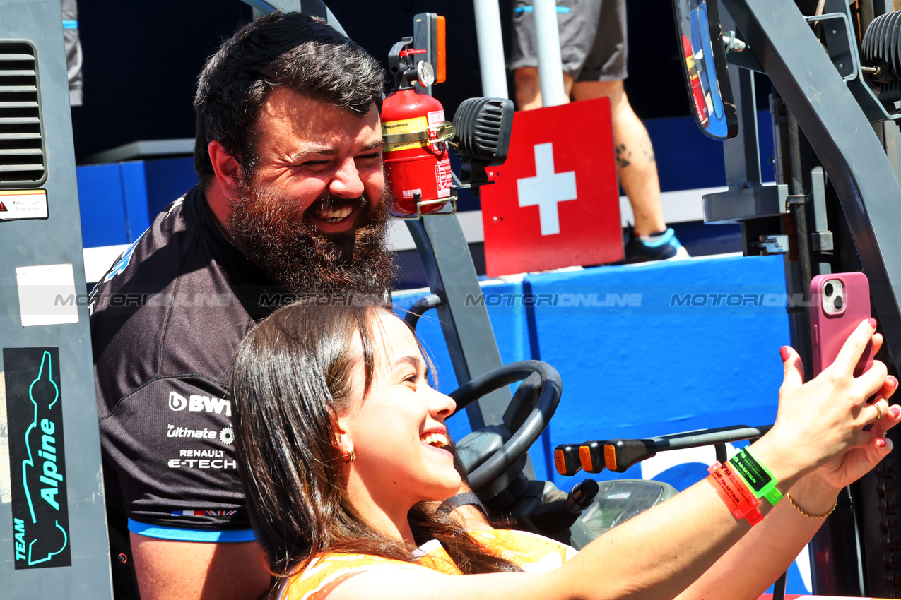 GP BRASILE, Alpine F1 Team mechanic.

31.10.2024. Formula 1 World Championship, Rd 21, Brazilian Grand Prix, Sao Paulo, Brazil, Preparation Day.

- www.xpbimages.com, EMail: requests@xpbimages.com © Copyright: Batchelor / XPB Images