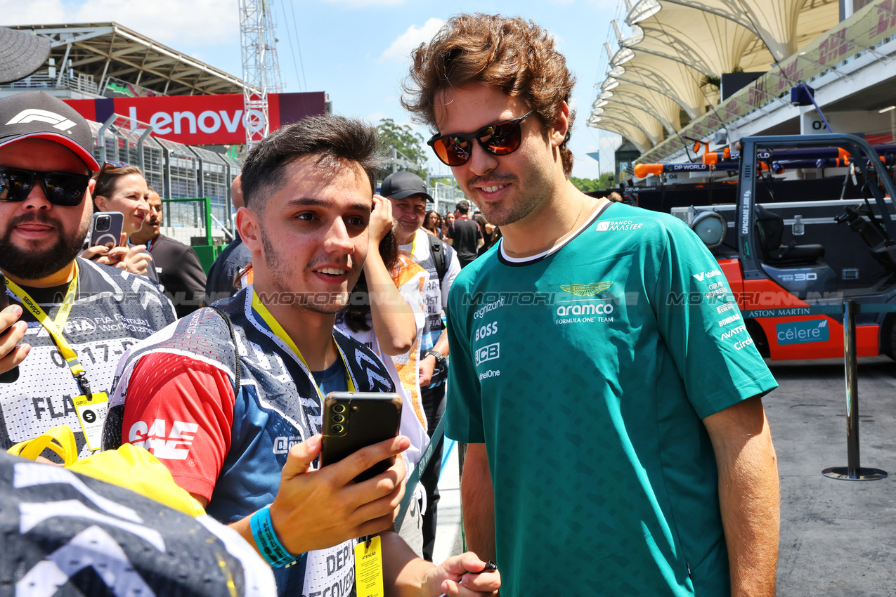 GP BRASILE, Felipe Drugovich (BRA) Aston Martin F1 Team, Reserve e Development Programme Driver with fans.

31.10.2024. Formula 1 World Championship, Rd 21, Brazilian Grand Prix, Sao Paulo, Brazil, Preparation Day.

- www.xpbimages.com, EMail: requests@xpbimages.com © Copyright: Batchelor / XPB Images