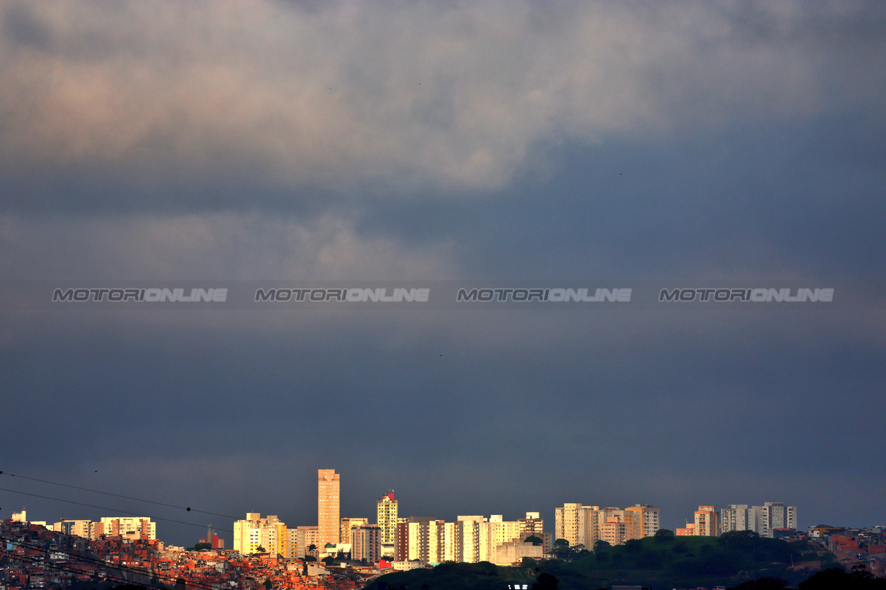 GP BRASILE, Circuit Atmosfera Sao Paulo skyline.

31.10.2024. Formula 1 World Championship, Rd 21, Brazilian Grand Prix, Sao Paulo, Brazil, Preparation Day.

 - www.xpbimages.com, EMail: requests@xpbimages.com © Copyright: Coates / XPB Images