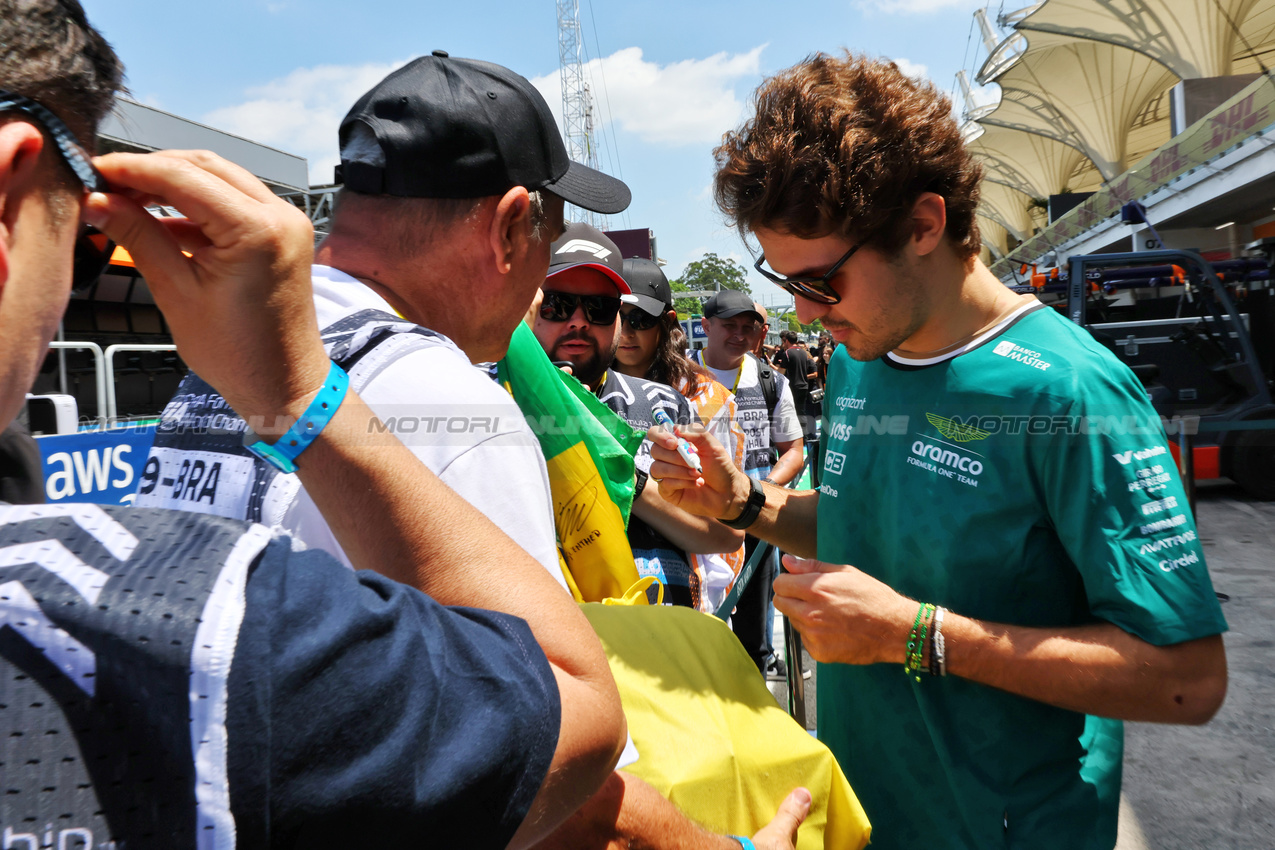 GP BRASILE, Felipe Drugovich (BRA) Aston Martin F1 Team, Reserve e Development Programme Driver with fans.

31.10.2024. Formula 1 World Championship, Rd 21, Brazilian Grand Prix, Sao Paulo, Brazil, Preparation Day.

- www.xpbimages.com, EMail: requests@xpbimages.com © Copyright: Batchelor / XPB Images