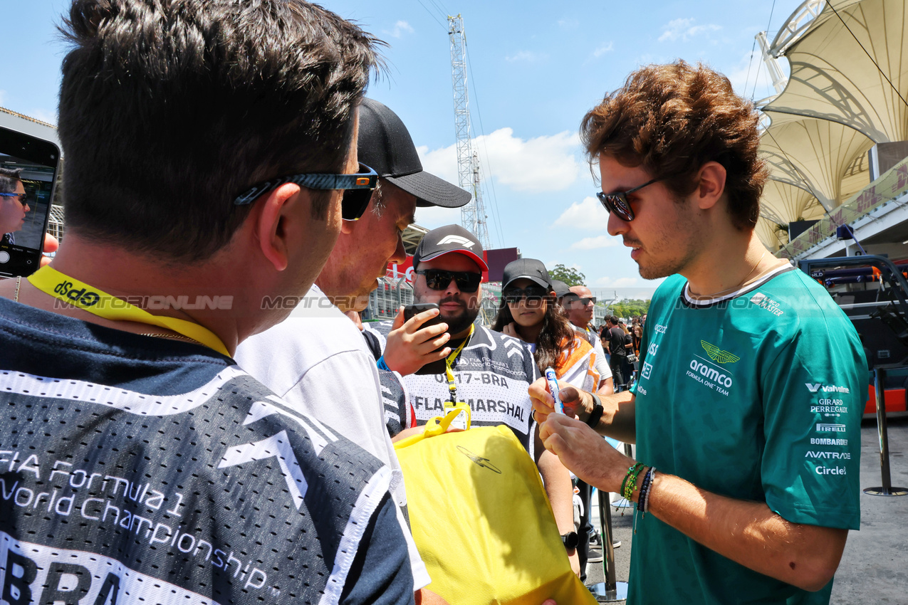 GP BRASILE, Felipe Drugovich (BRA) Aston Martin F1 Team, Reserve e Development Programme Driver with fans.

31.10.2024. Formula 1 World Championship, Rd 21, Brazilian Grand Prix, Sao Paulo, Brazil, Preparation Day.

- www.xpbimages.com, EMail: requests@xpbimages.com © Copyright: Batchelor / XPB Images