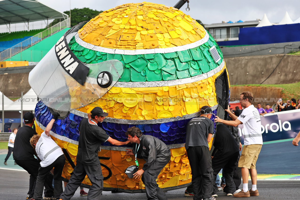 GP BRASILE, Circuit Atmosfera - a tribute helmet of Ayrton Senna made from recycled materials.

31.10.2024. Formula 1 World Championship, Rd 21, Brazilian Grand Prix, Sao Paulo, Brazil, Preparation Day.

- www.xpbimages.com, EMail: requests@xpbimages.com © Copyright: Batchelor / XPB Images