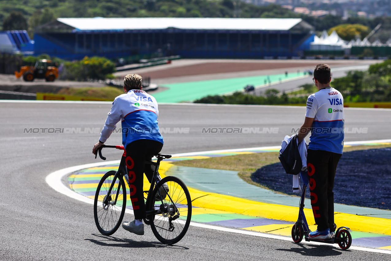 GP BRASILE, Liam Lawson (NZL), RB VCARB 
31.10.2024. Formula 1 World Championship, Rd 21, Brazilian Grand Prix, Sao Paulo, Brazil, Preparation Day.
- www.xpbimages.com, EMail: requests@xpbimages.com © Copyright: Charniaux / XPB Images