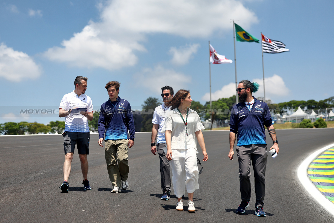 GP BRASILE, Franco Colapinto (ARG) Williams Racing walks the circuit with the team.

31.10.2024. Formula 1 World Championship, Rd 21, Brazilian Grand Prix, Sao Paulo, Brazil, Preparation Day.

 - www.xpbimages.com, EMail: requests@xpbimages.com © Copyright: Staley / XPB Images