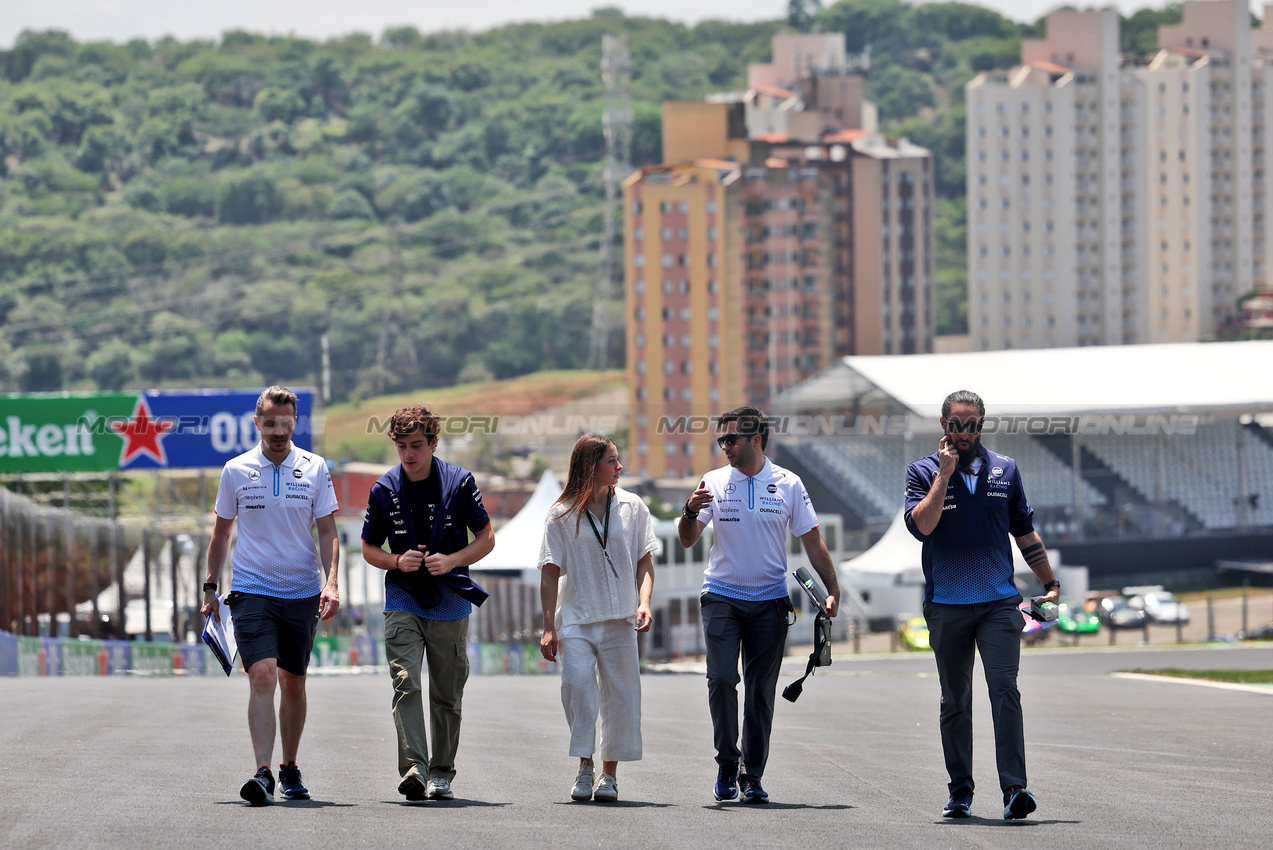 GP BRASILE, Franco Colapinto (ARG) Williams Racing walks the circuit with the team.

31.10.2024. Formula 1 World Championship, Rd 21, Brazilian Grand Prix, Sao Paulo, Brazil, Preparation Day.

 - www.xpbimages.com, EMail: requests@xpbimages.com © Copyright: Staley / XPB Images