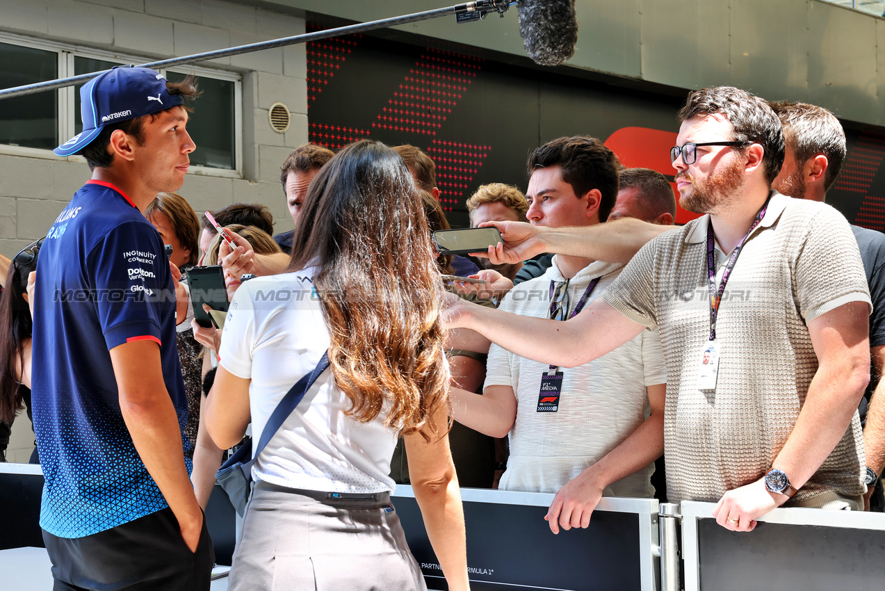 GP BRASILE, Alexander Albon (THA) Williams Racing with the media.

31.10.2024. Formula 1 World Championship, Rd 21, Brazilian Grand Prix, Sao Paulo, Brazil, Preparation Day.

- www.xpbimages.com, EMail: requests@xpbimages.com © Copyright: Batchelor / XPB Images