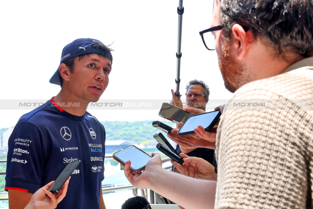 GP BRASILE, Alexander Albon (THA) Williams Racing with the media.

31.10.2024. Formula 1 World Championship, Rd 21, Brazilian Grand Prix, Sao Paulo, Brazil, Preparation Day.

- www.xpbimages.com, EMail: requests@xpbimages.com © Copyright: Batchelor / XPB Images