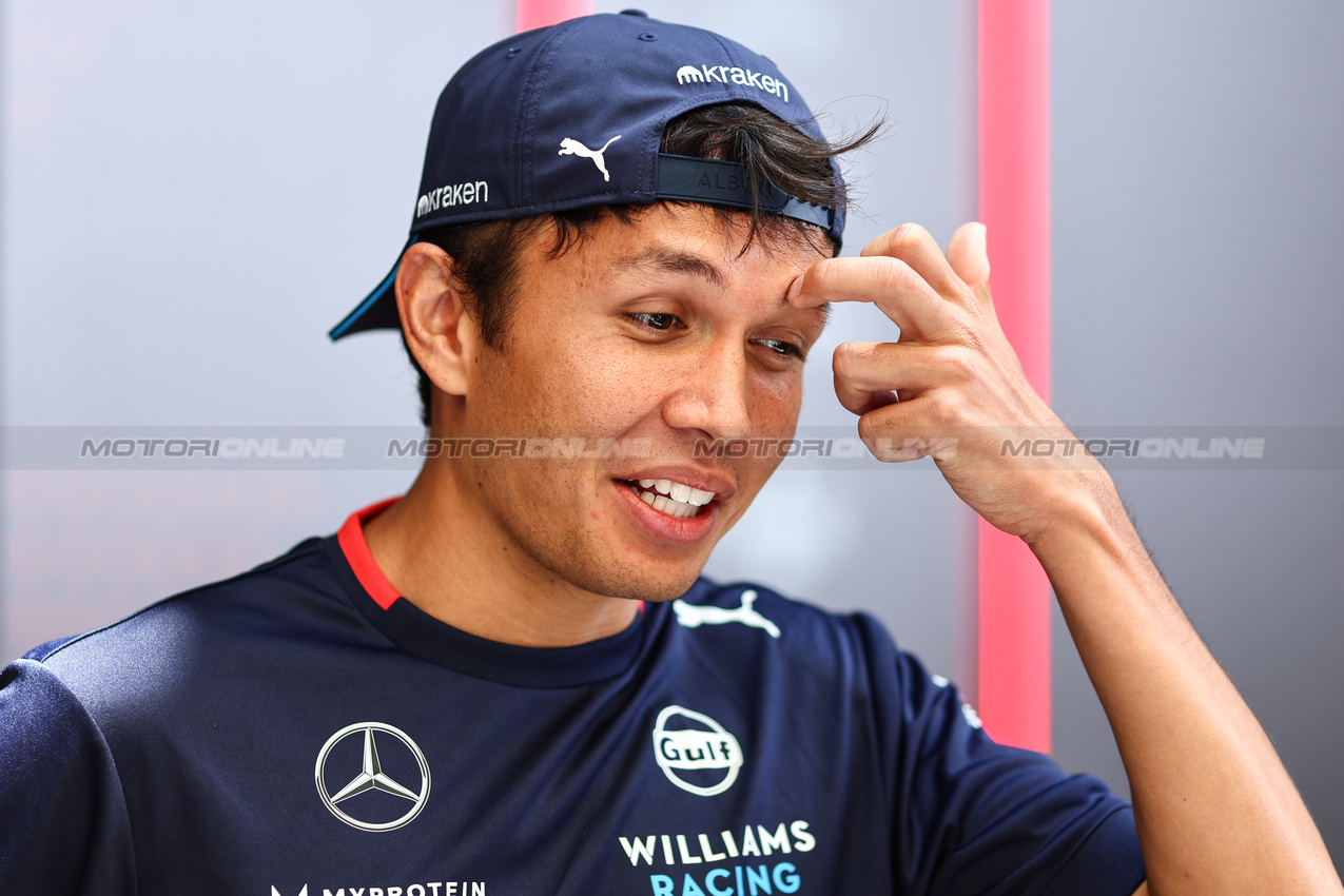 GP BRASILE, Alex Albon (THA), Williams F1 Team 
31.10.2024. Formula 1 World Championship, Rd 21, Brazilian Grand Prix, Sao Paulo, Brazil, Preparation Day.
- www.xpbimages.com, EMail: requests@xpbimages.com © Copyright: Charniaux / XPB Images