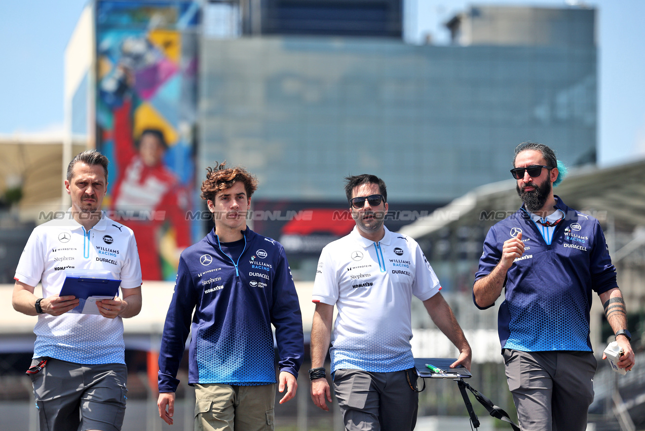 GP BRASILE, Franco Colapinto (ARG) Williams Racing walks the circuit with the team.

31.10.2024. Formula 1 World Championship, Rd 21, Brazilian Grand Prix, Sao Paulo, Brazil, Preparation Day.

 - www.xpbimages.com, EMail: requests@xpbimages.com © Copyright: Staley / XPB Images