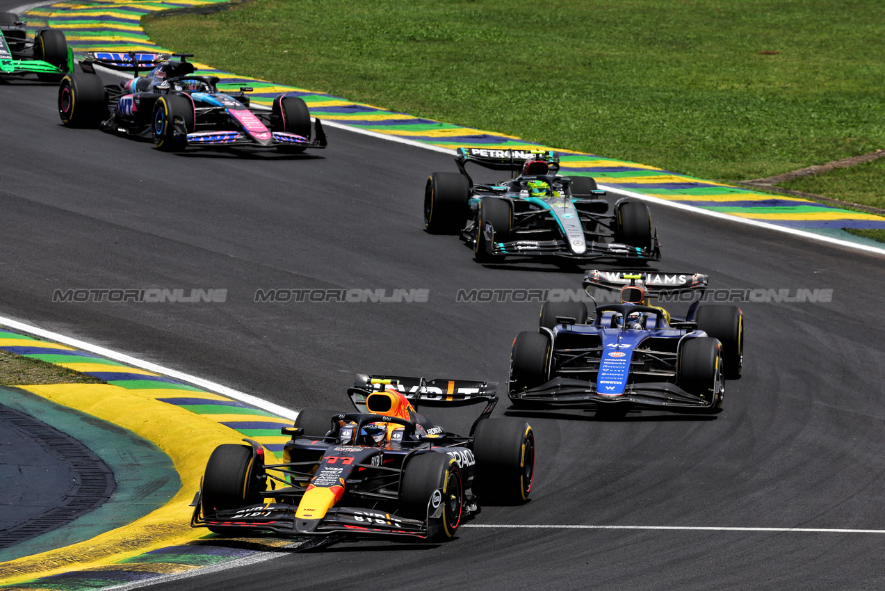 GP BRASILE, Sergio Perez (MEX) Red Bull Racing RB20.

02.11.2024. Formula 1 World Championship, Rd 21, Brazilian Grand Prix, Sao Paulo, Brazil, Sprint e Qualifiche Day.

- www.xpbimages.com, EMail: requests@xpbimages.com © Copyright: Batchelor / XPB Images