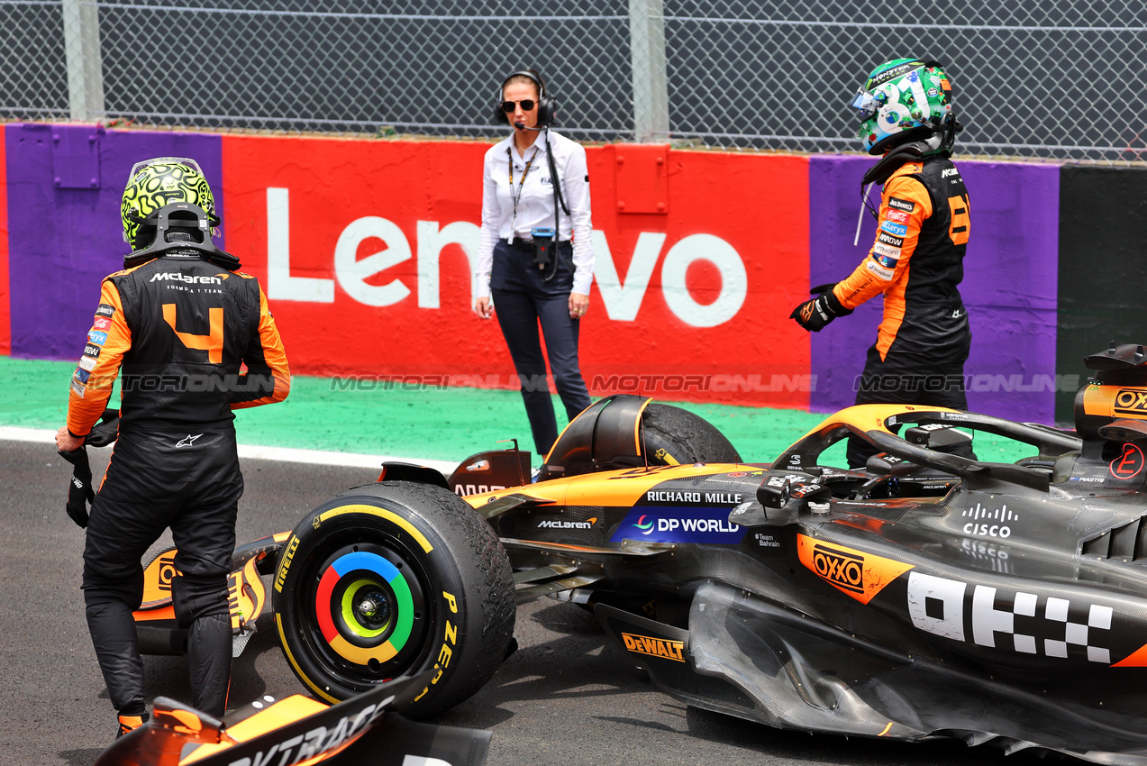 GP BRASILE, (L to R): Sprint winner Lando Norris (GBR) McLaren MCL38 with second placed Oscar Piastri (AUS) McLaren in parc ferme.

02.11.2024. Formula 1 World Championship, Rd 21, Brazilian Grand Prix, Sao Paulo, Brazil, Sprint e Qualifiche Day.

- www.xpbimages.com, EMail: requests@xpbimages.com © Copyright: Batchelor / XPB Images