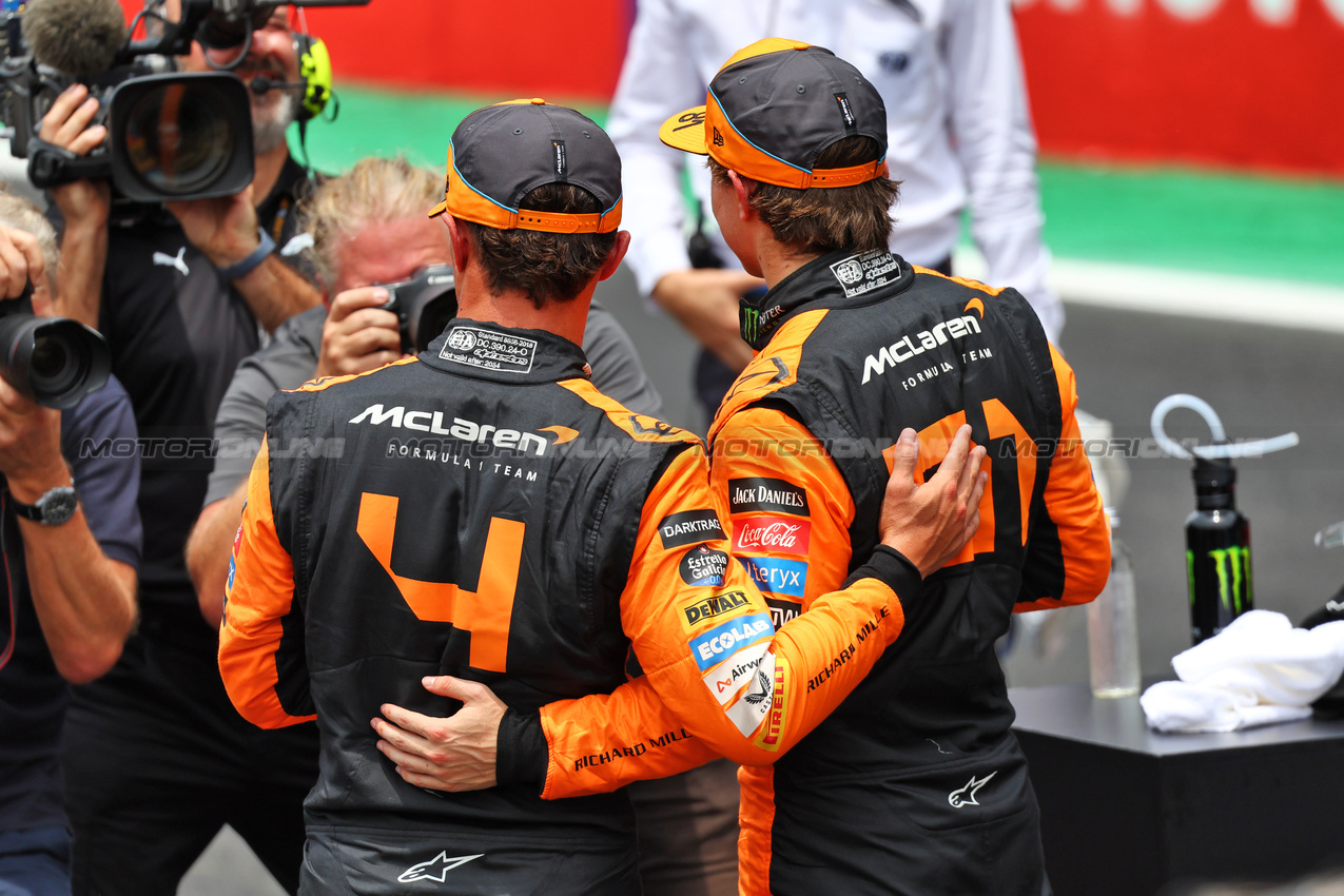 GP BRASILE, (L to R): Sprint winner Lando Norris (GBR) McLaren celebrates with second placed Oscar Piastri (AUS) McLaren in parc ferme.

02.11.2024. Formula 1 World Championship, Rd 21, Brazilian Grand Prix, Sao Paulo, Brazil, Sprint e Qualifiche Day.

- www.xpbimages.com, EMail: requests@xpbimages.com © Copyright: Batchelor / XPB Images