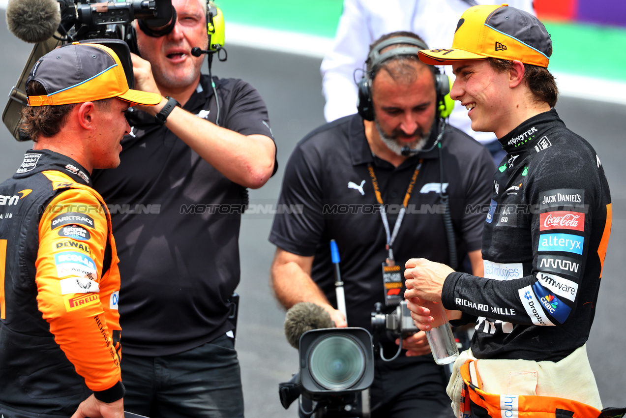 GP BRASILE, (L to R): Sprint winner Lando Norris (GBR) McLaren with second placed Oscar Piastri (AUS) McLaren in parc ferme.

02.11.2024. Formula 1 World Championship, Rd 21, Brazilian Grand Prix, Sao Paulo, Brazil, Sprint e Qualifiche Day.

- www.xpbimages.com, EMail: requests@xpbimages.com © Copyright: Batchelor / XPB Images