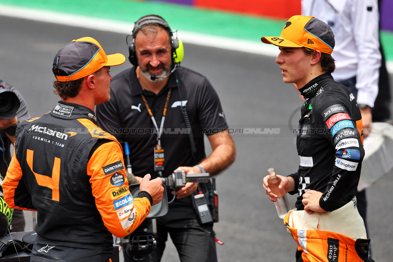 GP BRASILE, (L to R): Sprint winner Lando Norris (GBR) McLaren with second placed Oscar Piastri (AUS) McLaren in parc ferme.

02.11.2024. Formula 1 World Championship, Rd 21, Brazilian Grand Prix, Sao Paulo, Brazil, Sprint e Qualifiche Day.

- www.xpbimages.com, EMail: requests@xpbimages.com © Copyright: Batchelor / XPB Images