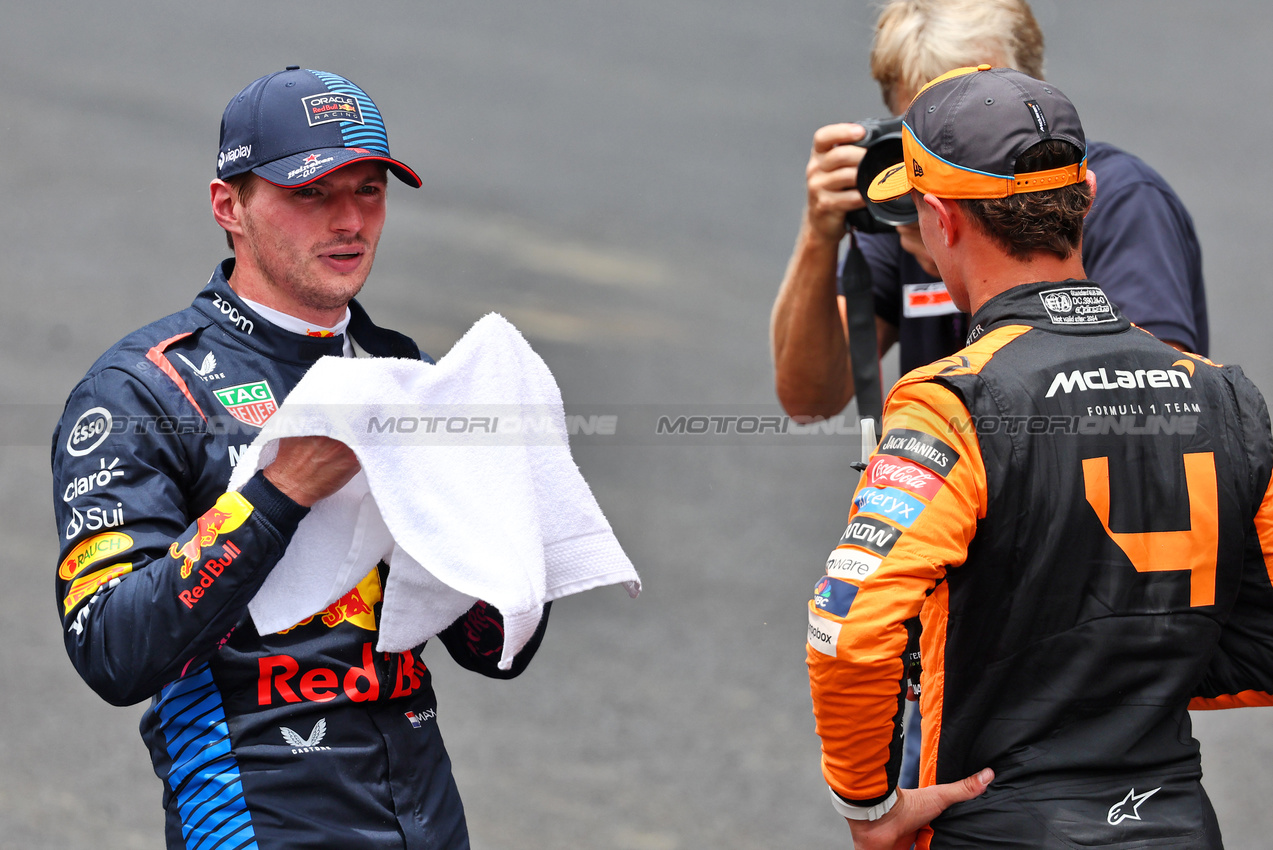 GP BRASILE, (L to R): Max Verstappen (NLD) Red Bull Racing with Lando Norris (GBR) McLaren in Sprint parc ferme.

02.11.2024. Formula 1 World Championship, Rd 21, Brazilian Grand Prix, Sao Paulo, Brazil, Sprint e Qualifiche Day.

- www.xpbimages.com, EMail: requests@xpbimages.com © Copyright: Batchelor / XPB Images