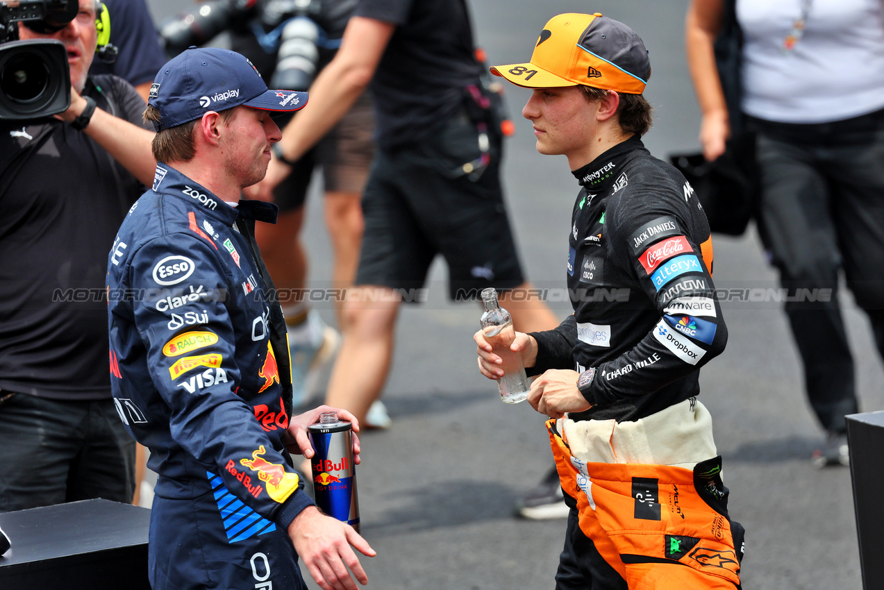 GP BRASILE, (L to R): Max Verstappen (NLD) Red Bull Racing with Oscar Piastri (AUS) McLaren in Sprint parc ferme.

02.11.2024. Formula 1 World Championship, Rd 21, Brazilian Grand Prix, Sao Paulo, Brazil, Sprint e Qualifiche Day.

- www.xpbimages.com, EMail: requests@xpbimages.com © Copyright: Batchelor / XPB Images