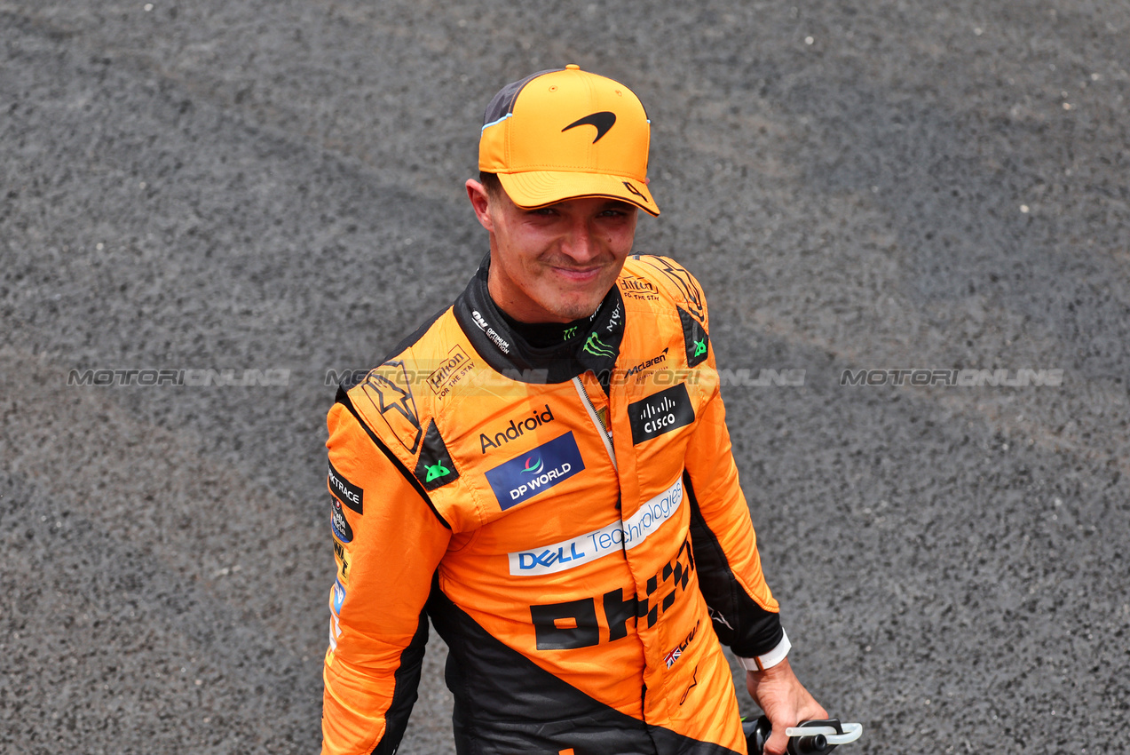 GP BRASILE, Sprint winner Lando Norris (GBR) McLaren in parc ferme.

02.11.2024. Formula 1 World Championship, Rd 21, Brazilian Grand Prix, Sao Paulo, Brazil, Sprint e Qualifiche Day.

- www.xpbimages.com, EMail: requests@xpbimages.com © Copyright: Batchelor / XPB Images