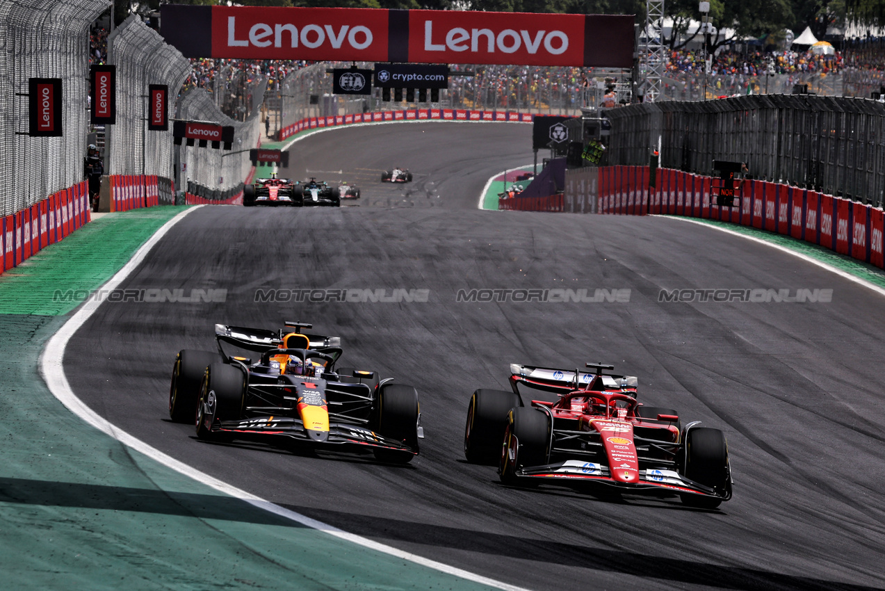 GP BRASILE, Max Verstappen (NLD) Red Bull Racing RB20 e Charles Leclerc (MON) Ferrari SF-24 battle for position.

02.11.2024. Formula 1 World Championship, Rd 21, Brazilian Grand Prix, Sao Paulo, Brazil, Sprint e Qualifiche Day.

- www.xpbimages.com, EMail: requests@xpbimages.com © Copyright: Charniaux / XPB Images