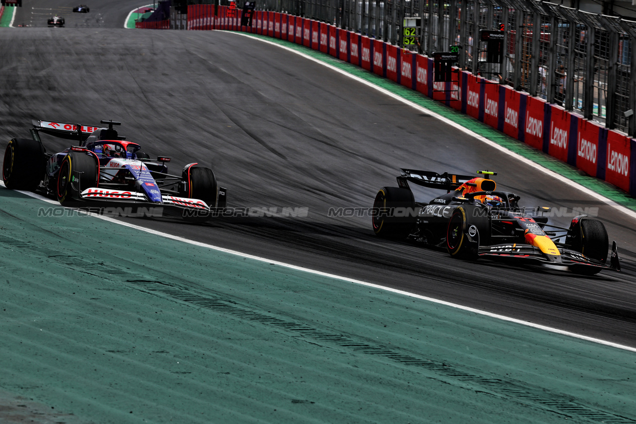 GP BRASILE, Liam Lawson (NZL) RB VCARB 01 e Sergio Perez (MEX) Red Bull Racing RB20 battle for position.

02.11.2024. Formula 1 World Championship, Rd 21, Brazilian Grand Prix, Sao Paulo, Brazil, Sprint e Qualifiche Day.

- www.xpbimages.com, EMail: requests@xpbimages.com © Copyright: Charniaux / XPB Images