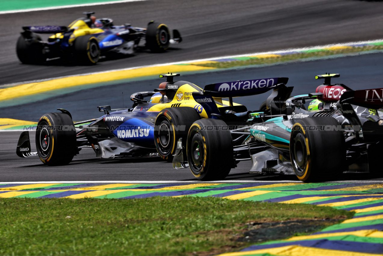 GP BRASILE, Franco Colapinto (ARG) Williams Racing FW46 davanti a Lewis Hamilton (GBR) Mercedes AMG F1 W15.

02.11.2024. Formula 1 World Championship, Rd 21, Brazilian Grand Prix, Sao Paulo, Brazil, Sprint e Qualifiche Day.

- www.xpbimages.com, EMail: requests@xpbimages.com © Copyright: Charniaux / XPB Images