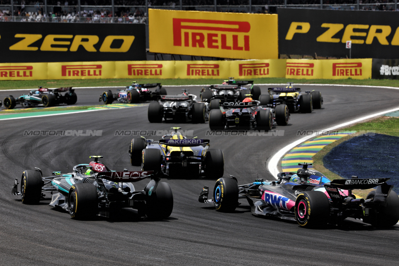 GP BRASILE, Lewis Hamilton (GBR) Mercedes AMG F1 W15 e Esteban Ocon (FRA) Alpine F1 Team A524 at the partenza of Sprint.

02.11.2024. Formula 1 World Championship, Rd 21, Brazilian Grand Prix, Sao Paulo, Brazil, Sprint e Qualifiche Day.

 - www.xpbimages.com, EMail: requests@xpbimages.com © Copyright: Staley / XPB Images