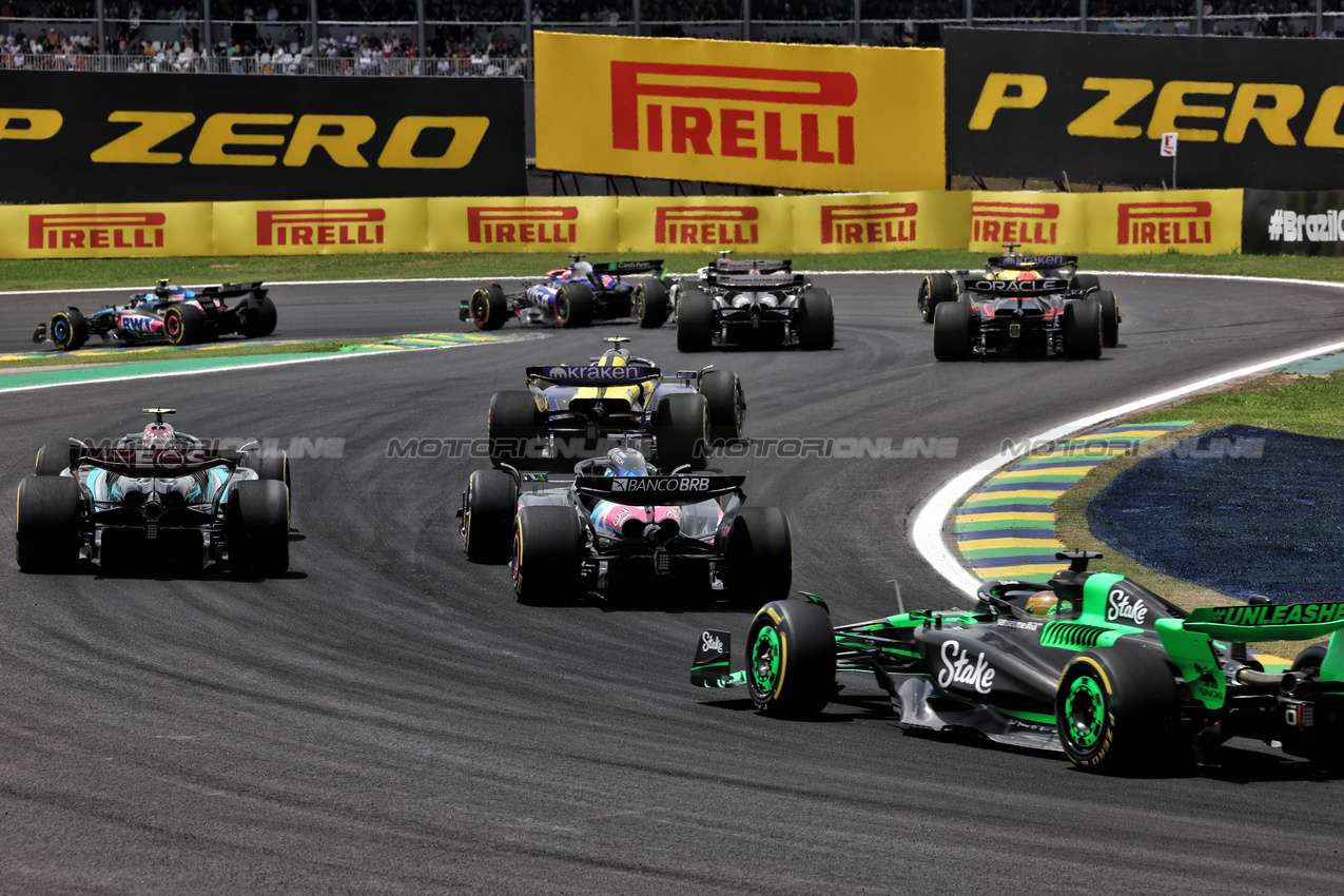 GP BRASILE, Lewis Hamilton (GBR) Mercedes AMG F1 W15 e Esteban Ocon (FRA) Alpine F1 Team A524 at the partenza of Sprint.

02.11.2024. Formula 1 World Championship, Rd 21, Brazilian Grand Prix, Sao Paulo, Brazil, Sprint e Qualifiche Day.

 - www.xpbimages.com, EMail: requests@xpbimages.com © Copyright: Staley / XPB Images