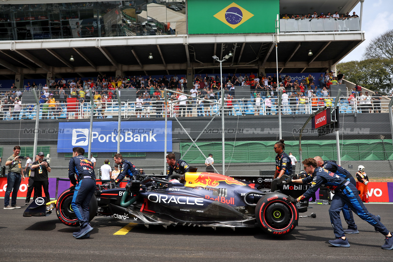 GP BRASILE, Max Verstappen (NLD) Red Bull Racing RB20 on the grid.

02.11.2024. Formula 1 World Championship, Rd 21, Brazilian Grand Prix, Sao Paulo, Brazil, Sprint e Qualifiche Day.

 - www.xpbimages.com, EMail: requests@xpbimages.com © Copyright: Staley / XPB Images