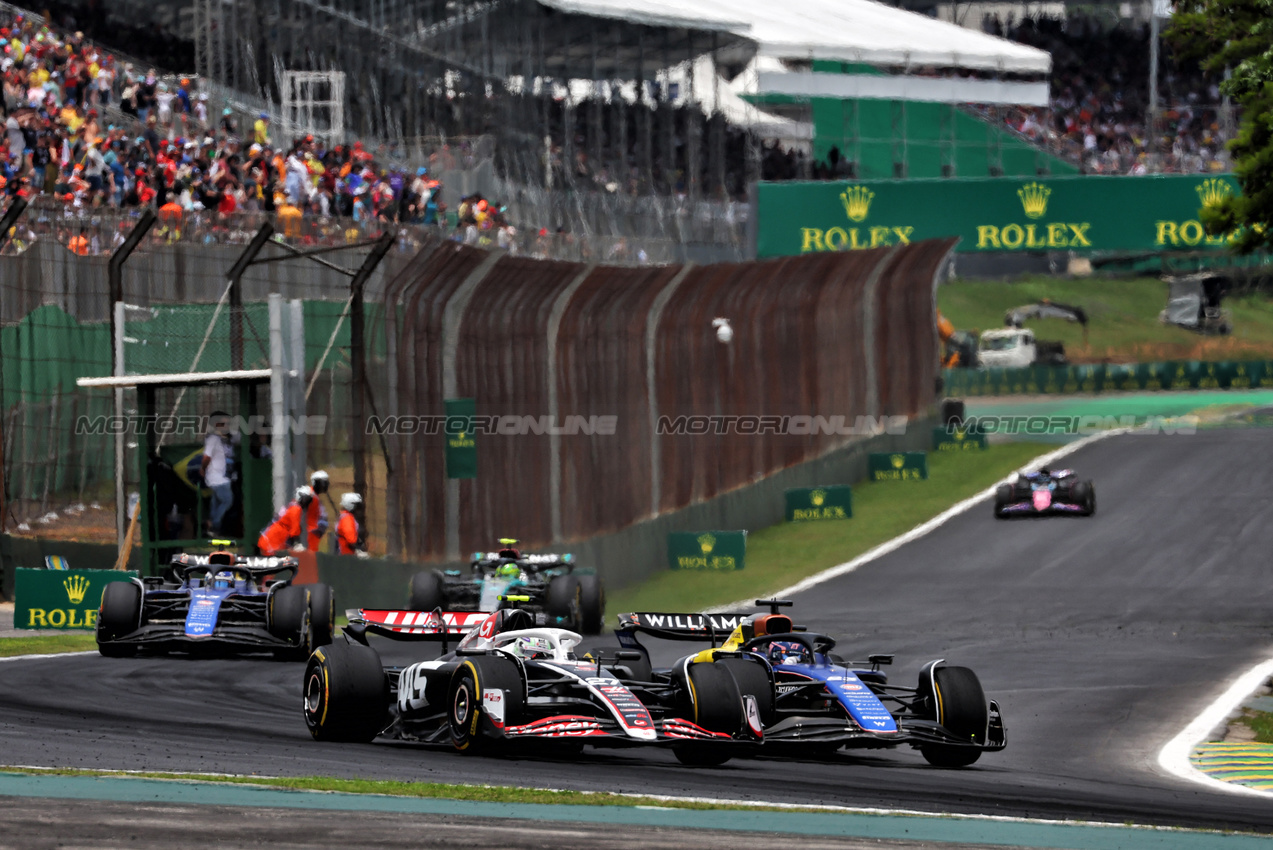 GP BRASILE, Nico Hulkenberg (GER) Haas VF-24 e Alexander Albon (THA) Williams Racing FW46 battle for position.

02.11.2024. Formula 1 World Championship, Rd 21, Brazilian Grand Prix, Sao Paulo, Brazil, Sprint e Qualifiche Day.

 - www.xpbimages.com, EMail: requests@xpbimages.com © Copyright: Coates / XPB Images