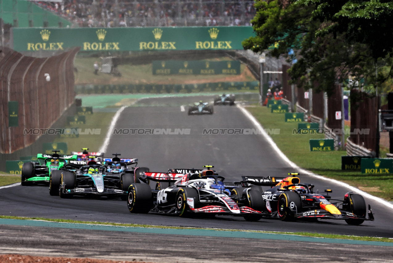 GP BRASILE, Oliver Bearman (GBR) Haas VF-24 Reserve Driver e Sergio Perez (MEX) Red Bull Racing RB20 at the partenza of Sprint.

02.11.2024. Formula 1 World Championship, Rd 21, Brazilian Grand Prix, Sao Paulo, Brazil, Sprint e Qualifiche Day.

 - www.xpbimages.com, EMail: requests@xpbimages.com © Copyright: Coates / XPB Images