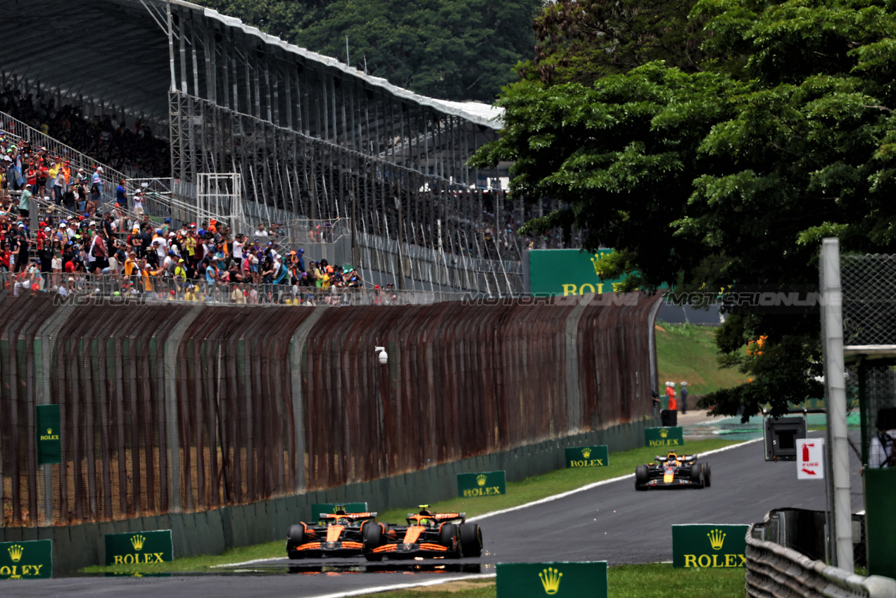 GP BRASILE, Lando Norris (GBR) McLaren MCL38 passes Oscar Piastri (AUS) McLaren MCL38 to take the lead.

02.11.2024. Formula 1 World Championship, Rd 21, Brazilian Grand Prix, Sao Paulo, Brazil, Sprint e Qualifiche Day.

 - www.xpbimages.com, EMail: requests@xpbimages.com © Copyright: Coates / XPB Images