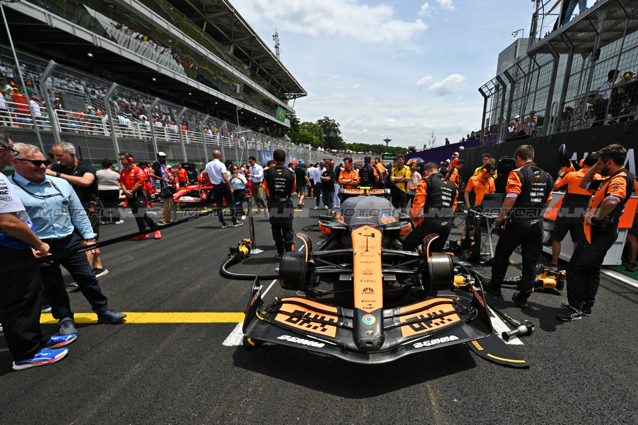 GP BRASILE, Lando Norris (GBR) McLaren MCL38 on the grid.

02.11.2024. Formula 1 World Championship, Rd 21, Brazilian Grand Prix, Sao Paulo, Brazil, Sprint e Qualifiche Day.

- www.xpbimages.com, EMail: requests@xpbimages.com © Copyright: Price / XPB Images