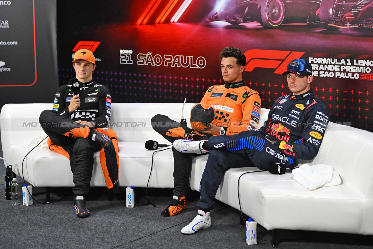 GP BRASILE, (L to R): Oscar Piastri (AUS) McLaren; Lando Norris (GBR) McLaren; e Max Verstappen (NLD) Red Bull Racing, in the post Sprint FIA Press Conference.

02.11.2024. Formula 1 World Championship, Rd 21, Brazilian Grand Prix, Sao Paulo, Brazil, Sprint e Qualifiche Day.

- www.xpbimages.com, EMail: requests@xpbimages.com © Copyright: Price / XPB Images