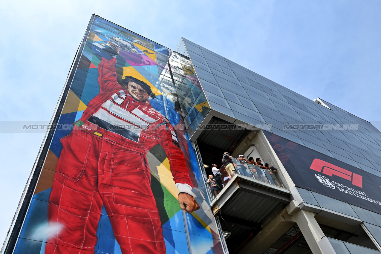 GP BRASILE, Circuit Atmosfera - Ayrton Senna mural.

02.11.2024. Formula 1 World Championship, Rd 21, Brazilian Grand Prix, Sao Paulo, Brazil, Sprint e Qualifiche Day.

- www.xpbimages.com, EMail: requests@xpbimages.com © Copyright: Price / XPB Images