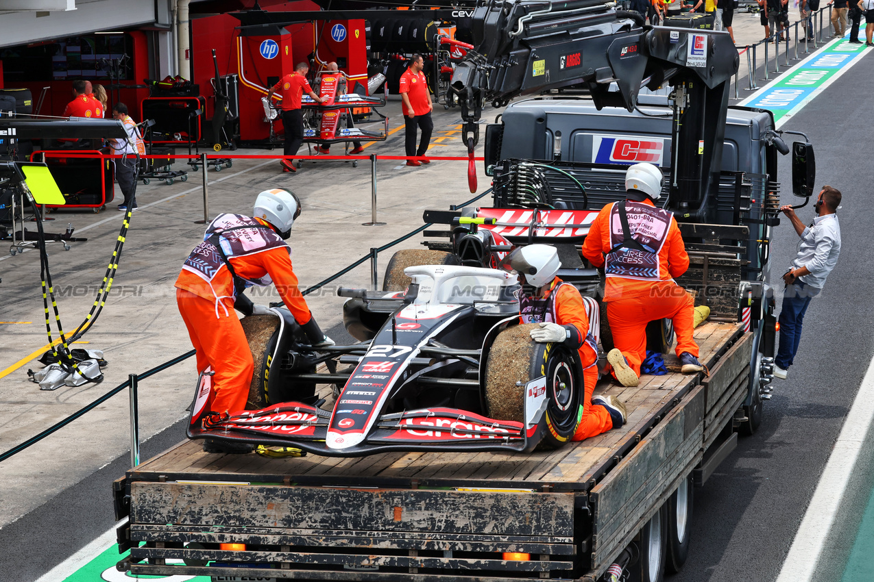 GP BRASILE, The Haas VF-24 of Sprint retiree Nico Hulkenberg (GER) Haas F1 Team is recovered back to the pits on the back of a truck.

02.11.2024. Formula 1 World Championship, Rd 21, Brazilian Grand Prix, Sao Paulo, Brazil, Sprint e Qualifiche Day.

- www.xpbimages.com, EMail: requests@xpbimages.com © Copyright: Batchelor / XPB Images