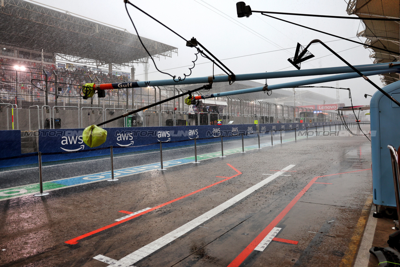 GP BRASILE, Circuit Atmosfera - heavy rain falls in the pits before qualifying.

02.11.2024. Formula 1 World Championship, Rd 21, Brazilian Grand Prix, Sao Paulo, Brazil, Sprint e Qualifiche Day.

- www.xpbimages.com, EMail: requests@xpbimages.com © Copyright: Batchelor / XPB Images