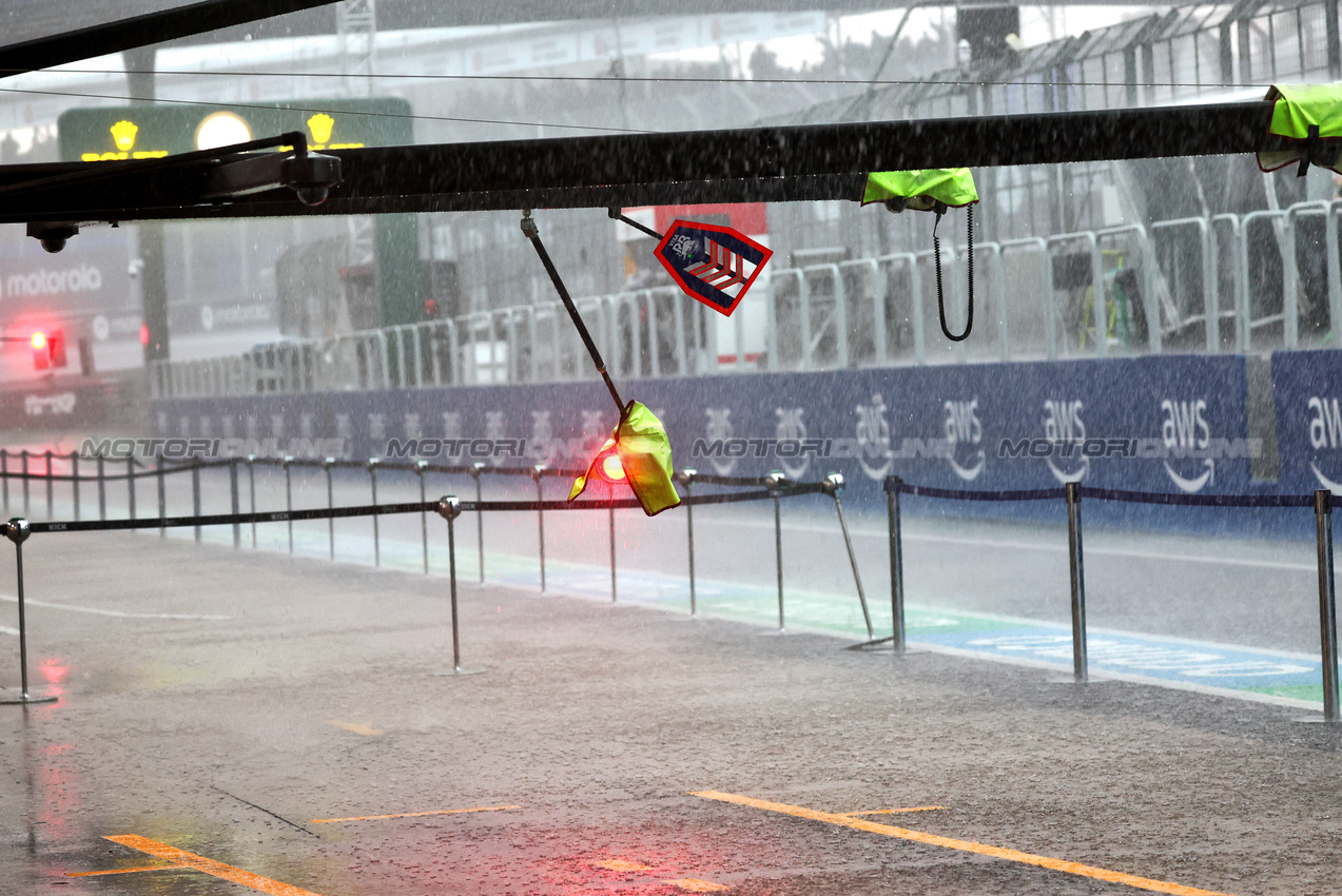 GP BRASILE, Circuit Atmosfera - heavy rain falls in the pits before qualifying.

02.11.2024. Formula 1 World Championship, Rd 21, Brazilian Grand Prix, Sao Paulo, Brazil, Sprint e Qualifiche Day.

- www.xpbimages.com, EMail: requests@xpbimages.com © Copyright: Batchelor / XPB Images