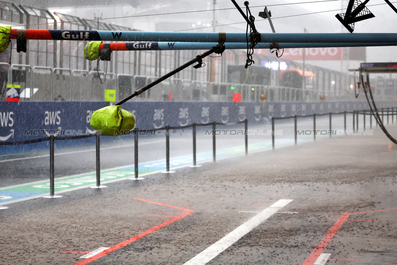 GP BRASILE, Circuit Atmosfera - heavy rain falls in the pits before qualifying.

02.11.2024. Formula 1 World Championship, Rd 21, Brazilian Grand Prix, Sao Paulo, Brazil, Sprint e Qualifiche Day.

- www.xpbimages.com, EMail: requests@xpbimages.com © Copyright: Batchelor / XPB Images