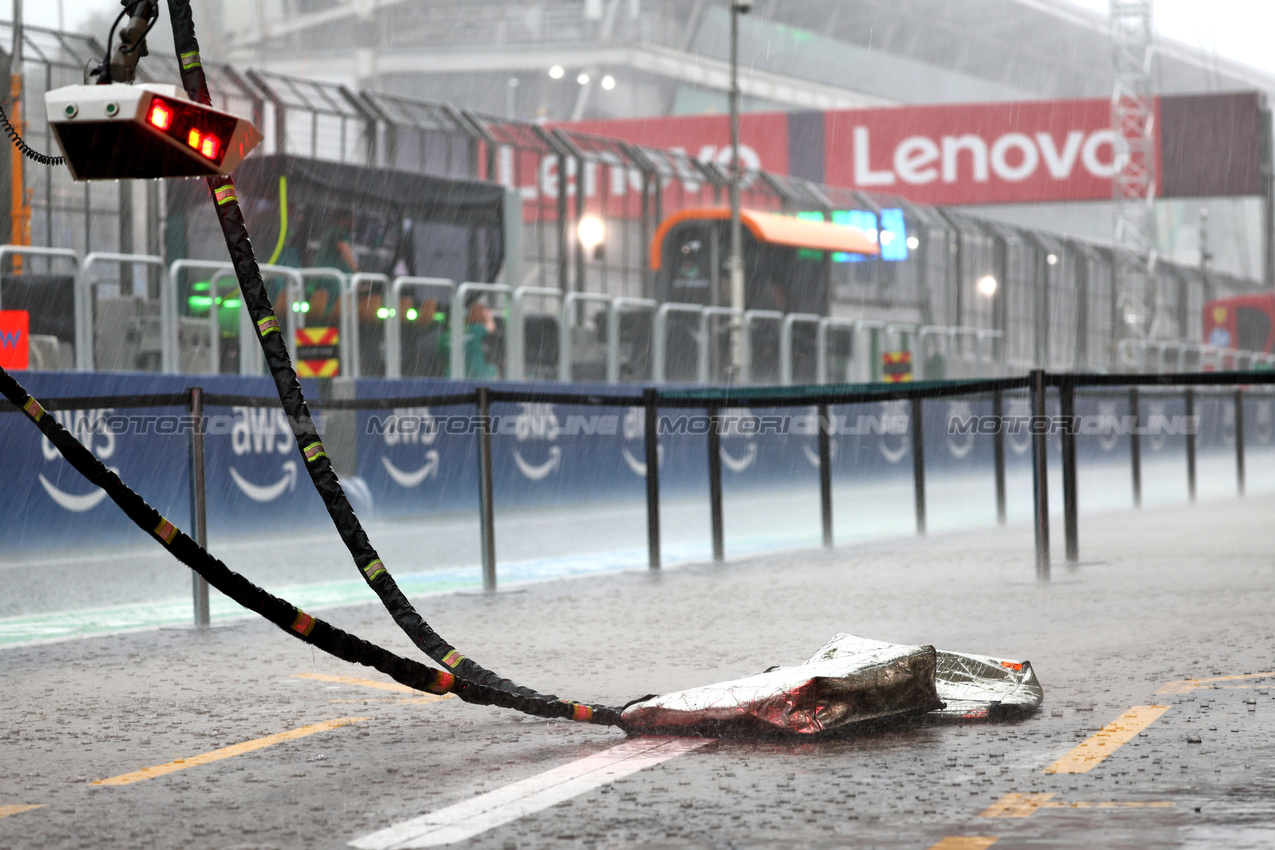 GP BRASILE, Alpine F1 Team - heavy rain falls in the pits before qualifying.

02.11.2024. Formula 1 World Championship, Rd 21, Brazilian Grand Prix, Sao Paulo, Brazil, Sprint e Qualifiche Day.

- www.xpbimages.com, EMail: requests@xpbimages.com © Copyright: Charniaux / XPB Images