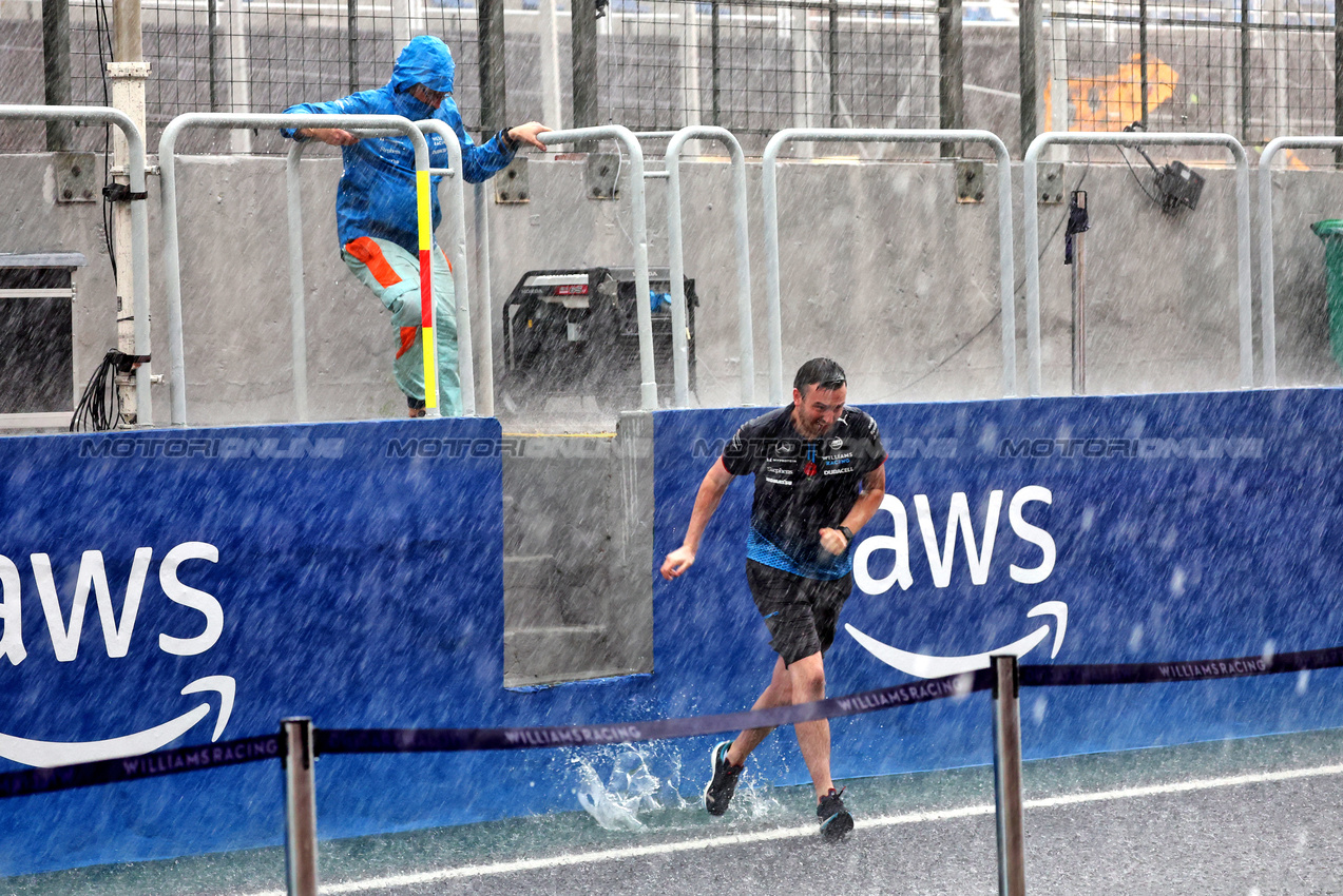 GP BRASILE, Williams Racing - heavy rain falls in the pits before qualifying.

02.11.2024. Formula 1 World Championship, Rd 21, Brazilian Grand Prix, Sao Paulo, Brazil, Sprint e Qualifiche Day.

- www.xpbimages.com, EMail: requests@xpbimages.com © Copyright: Batchelor / XPB Images